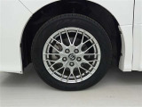 純正アルミホイールが車の雰囲気を引き立てますね!