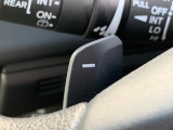 ■パドルシフト■ステアリングから手を離さずに、簡単にシフトチェンジ。マニュアル車感覚のシフトチェンジが愉しめます。自分の手で操縦している感が増して運転を愉しく出来る装備です!