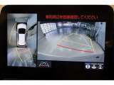 パノラミックビューモニター付きです。車両を上から見たような映像をディスプレイ画面上に表示。運転席からの目視だけでは見にくい、車両周辺の状況をリアルタイムでしっかり確認できます。