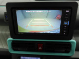 後退時に車両の後ろ側をモニター画面に表示します。車庫入れなどでバックする際に後方確認ができて便利です。車庫入れが苦手な人もこれで安心。
