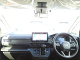 ★視界★座った瞬間に、運転しやすいと感じられる見晴らしのよさ。運転時の目印になるよう、ボンネットが見える範囲にもこだわり、車両感覚が掴みやすいデザインとなっています!