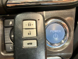 【スマートキー&プッシュスタート】ドアハンドルを軽く握るだけでドアロックを解錠でき、施錠はドアハンドルのロックスイッチを押すだけでブレーキを踏みながらエンジンスイッチを押すだけで、エンジンが始動!