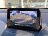 後退時に車両の後ろ側をモニター画面に表示します。車庫入れなどでバックする際に後方確認ができて便利です。車庫入れが苦手な人もこれで安心。