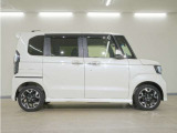 リアには左右スライドドアを採用。狭い駐車場でも開閉しやすく、強風の日でもドアが煽られにくくなっております。小さなお子さまやご年配の方も安心して乗り降りできます。