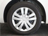 ◆純正ホイール装着車◆シンプルなデザインのホイールキャップ付きです。