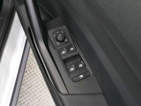 パワーウインドウスイッチとドアミラースイッチです。