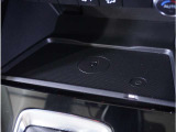 【ワイヤレス充電】ワイヤレス充電Qi規格に対応したスマートフォンなどの携帯機器を充電できます。