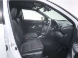 運転席は視界が広く、ペダルやハンドル位置も自然で扱いやすい設計です。初めて乗る方でも、すぐに「運転しやすい」と感じて頂けます。