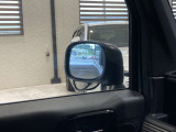 助手席側ドアミラー下部にあるサイドアンダーミラーです。停車時や発進前などに車両左側下部を確認するときに役立ちます。