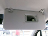 運転席側バニティミラー付きのサンバイザーです。ちょっと鏡を見たい時などに便利な装備です。