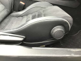 マツダ車のシートは人間工学に基づき設計されています。ハンドルを握る体勢が自然なポジションになるようにシートの作り込みをおこなっていますので、ロングドライブでも疲れにくいです!!