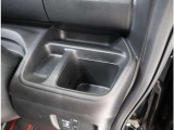 運転手から手に届きやすいところにあるドリンクホルダー。手元近くですので便利です。