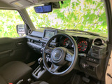 運転席から前方を見渡しやすく、メーターやセンターディスプレイも視線を移しやすい配置です。シートに腰掛けた際の周囲の見通しもよく、毎日の運転を落ち着いて始められる室内空間です。