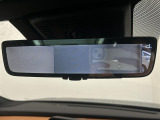 【デジタルインナーミラー】車両後方カメラの映像をミラーに映すことが出来ます。 そのため、後席に人や荷物があって後方が見えづらい場合でもしっかり視界を確保することが出来ます。