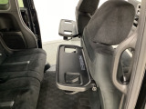 運転席・助手席の背もたれには、2列目シート用にカップホルダー付きの「格納式のシートバックテーブル」を装備しています。休憩時のちょっとした時間などカップを置いたり、小物置きに使えて便利です。