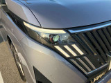 対向車がいてもハイビームを維持できるアダプティブLEDヘッドライトを装備。車速に応じてハイビームの自動配光を維持して、常に視認性の高い状態が維持されます。