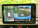 後方の映像と上から見た周辺表示を確認でき、駐車時の安全確認を助けます。画面には距離の目安となるガイドも表示されるため、後退時の位置合わせに役立ちます。