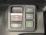 セレクトレバーの右に電子制御パーキングブレーキがあります。スイッチひとつで、停車した地点の傾斜などをシステムが検知・判断してブレーキ力を自動的に制御し、しっかり停車できるパーキングシステムです。