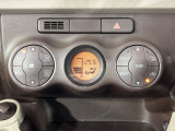 【オートエアコン】一度お好みの温度に設定すれば、車内の温度を検知し風量や温度を自動で調整。暑い&hellip;寒い&hellip;と何度もスイッチ操作をする必要はありません。快適な車内空間には必須の機能ですね♪