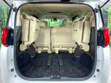 床下収納式のサードシートです。座席部分をコンパクトに収納でき、広大な荷室スペースとしてお使いいただけます!乗車人数や荷物の量など利用シーンに合わせて3列目を有効活用でき、とっても便利♪
