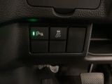 VSA装備車です。VSAはドライバーの操作と車の動きを見守っています。もし車の挙動が乱れたとき、4輪別々にブレーキをかけたり、エンジンパワーをしぼることによって車を安定させます。
