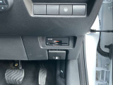 運転席右側に配置された操作スイッチ。ETC2.0を装備。DSRC通信方式によって双方向通信することでカーナビと高速道路がリアルタイムに情報連携して、便利で快適なドライブ体験を提供します。