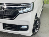 【LEDヘッドライト】悪天候や夜間走行時も良好な視界を確保し安心して運転できる高輝度LEDヘッドライトを装備!点灯速度が早く、消費電力も抑えられています。