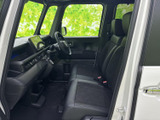 前席は見晴らしがよく、運転席から周囲を確認しやすいレイアウトです。座面と背もたれにゆとりがあり、落ち着いた姿勢で過ごせるのも魅力。