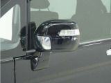 ◆ドアミラーウインカー◆ドアミラーにウインカーを装備しています。対向車に自身の進行方向を合図し安全に運転できます。