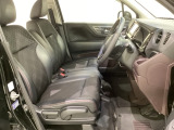 女性でも運転がしやすいように、シートの高さ調整機能(シートリフター)がついています。運転席と助手席の間が空いている為、助手席側への移動がスムーズです。交通量の多い道でも助手席側から乗り降りができます。