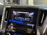 大人気オプションALPINEナビ!アルファードの文字が映し出され、インパネまわりの雰囲気を楽しめる一枚です。地図表示の写真とは違った画面の様子ですね。中央の操作ボタンや周囲のデザインにもご注目ください!