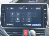 AM・FMラジオやテレビ、Bluetooth、USBなど、複数の音源を画面から選択できます。お好みの再生方法に切り替えやすく、通勤や家族でのお出かけなど日々の移動に活用できる装備です。