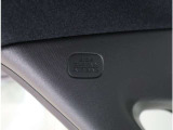 サイドカーテンエアバック装備。  側面衝突時に窓側の天井部から瞬時に展開し、乗員の頭部や頚部への衝撃を広範囲で緩和する安全装備です。
