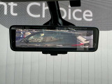 インテリジェントルームミラーです。人や物で視界が遮られてても、車体後部のカメラ映像に切り替えることにより、クリアな後方視界を実現しています。