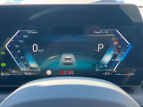 BMWのメーターパネルは選曲や、ラジオのチャンネルなども表示可能です。運転中に目線が泳ぐことなく、安全で疲れにくいです。