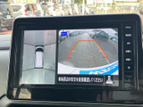 後方映像に加えて車両周囲を上から見た表示もあり、駐車時に周囲の様子を確認できます。画面には目安線も表示され、後退時の安全確認をサポートします。