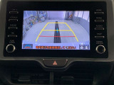 ディスプレイに後方の視界を表示し、車庫入れをサポート「距離目安線」「車幅延長線」およびステアリング操作に連動する「予想進路線」を画面に表示します。※必ず車両周辺の安全を直接確認してください。