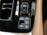 電動パーキングブレーキ&ブレーキホールド☆HOLDスイッチを押しシステムONの状態にしておくことで渋滞や信号待ちなどでブレーキを踏んで停止した時保持してくれる。