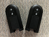 電子カードキーを携帯していれば、ドアハンドルやバックドアのリクエストスィッチを押すだけでドアの施錠、開錠が行えます。電子カードキーがないとエンジンが始動しない、盗難防止に役立つイモビライザー機能付