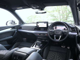 内装はシンプルに使い勝手を考え作られています。お車を運転する感覚をダイレクトに体感して頂けます。室内も広くロングドライブにも快適にお過ごしいただけます。