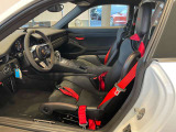 918 Spyder譲りのカーボン製フルバケットシート。身体を保持する高いホールド性を備え、激しいGがかかるコーナリング時でもドライバーの姿勢を微動だにさせません。