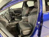 助手席側から見た車内の画像です。使い勝手の良い装備が整う上質な空間が広がっています。シートも快適で乗る人に安心感を与えます。