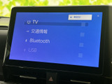 テレビや交通情報、Bluetooth、USBなどの項目が並び、使いたい音源を画面から選べます。日々の移動に合わせて、メディアを切り替えられる便利な装備です。