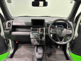 美しいデザインの運転席空に加えてUV&IRカット機能付きフロントガラスの面積や位置取りが良く、前方・右前・左前方向の視認性がいいですよ!