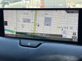 周辺の道路や施設を地図上で確認でき、現在地を把握しながら目的地までの道順を確認できます。画面に地図が見やすく表示されるので、初めての場所へのお出かけにも役立ちます。