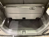 荷室には便利な床下収納もあります。