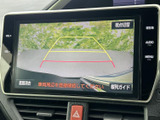 車両後方の映像にガイドラインが重なり、駐車時に後方の状況を確認しやすい画面です。車庫入れや縦列駐車の際、周囲に注意を払うための補助として活用できます。