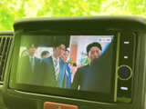映像を画面に表示でき、停車中の休憩時間などにテレビ番組を楽しめます。画面が見やすい位置に収まり、手元のボタンからメニューを呼び出せるため、扱いやすさも魅力です。
