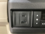 エアコン操作パネルの左側に、スマートフォンなどの充電可能なUSB端子と、音源などの外部入力の可能なUSB端子がついています。移動中に充電もできるので便利です。