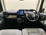 シックな色使いの運転席周り。すっきりとしたデザインで居心地の良い運転席。長く座ってられるリラックスできるデザインがいいですね!